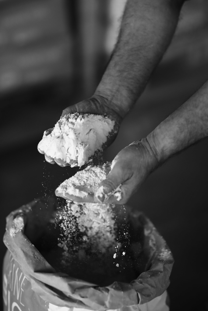 photo en noir et blanc avec des mains et de la farine label rouge