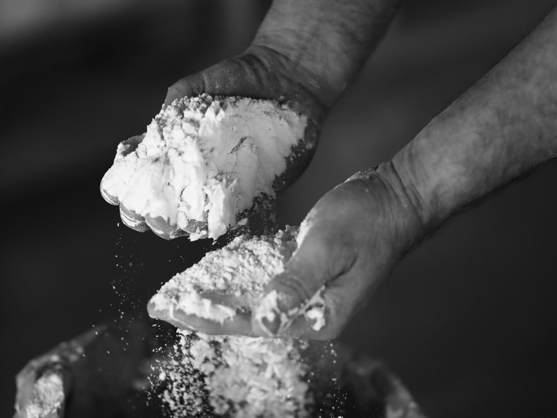 photo en noir et blanc avec des mains et de la farine label rouge